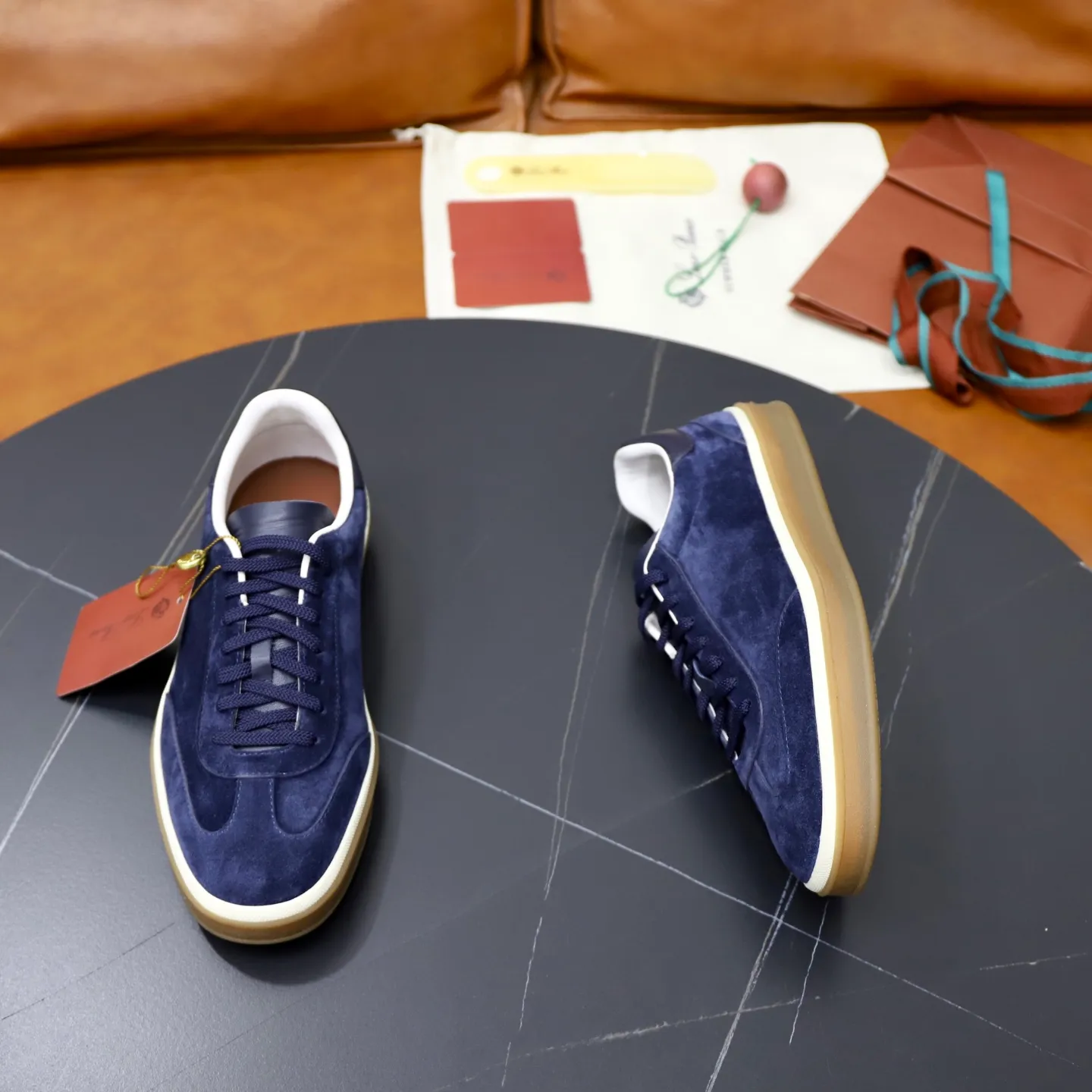 Ex-factory price: 560💰Loro Riana men’s moral training sneakers! Made from high-quality materials and designed in a low-cut silhouette, it offers an elegant and stylish look that's suitable for year-round wear. The unique double-layer sole aesthetic design, caramel cup-shaped outsole is decorated with off-white rubber trim, creating an attractive color combination. Pair with tailored pieces or jeans for a sophisticated yet casual look. The heel is decorated with soft cow leather tongue with Kummel color inserts and cotton laces with embossed LP logo. Upper: cow split suede. Lining: original thickened soft sheepskin. Size: 38-39-40-41-42-43-44 (customized in 45.46)